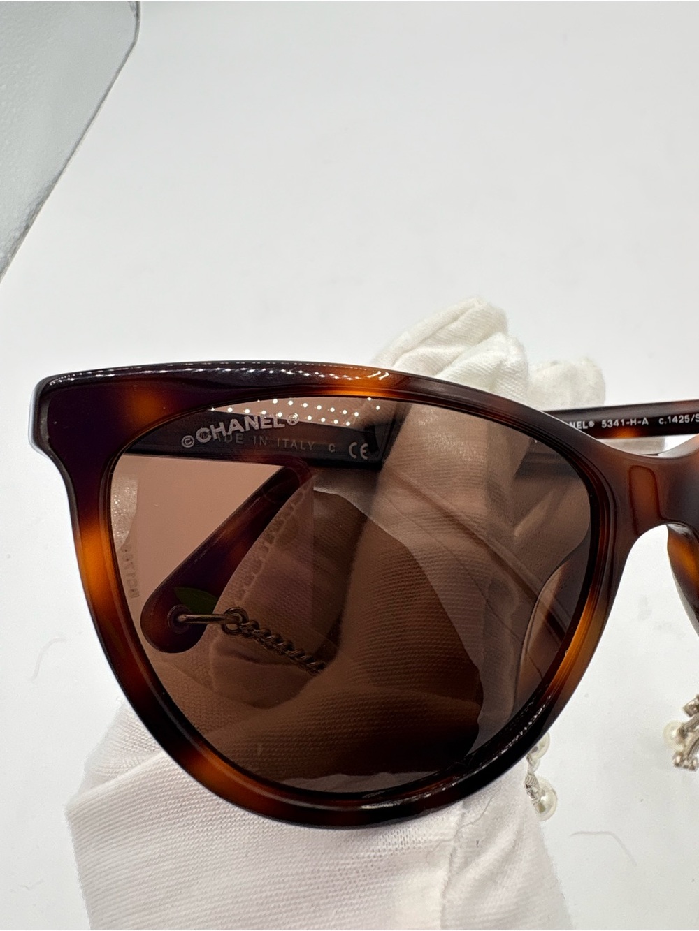 CHANEL Limited Edition Tortoiseshell Cat-Eye Sunglasses with Pearl Tassel Chain - Picture 6 of 11